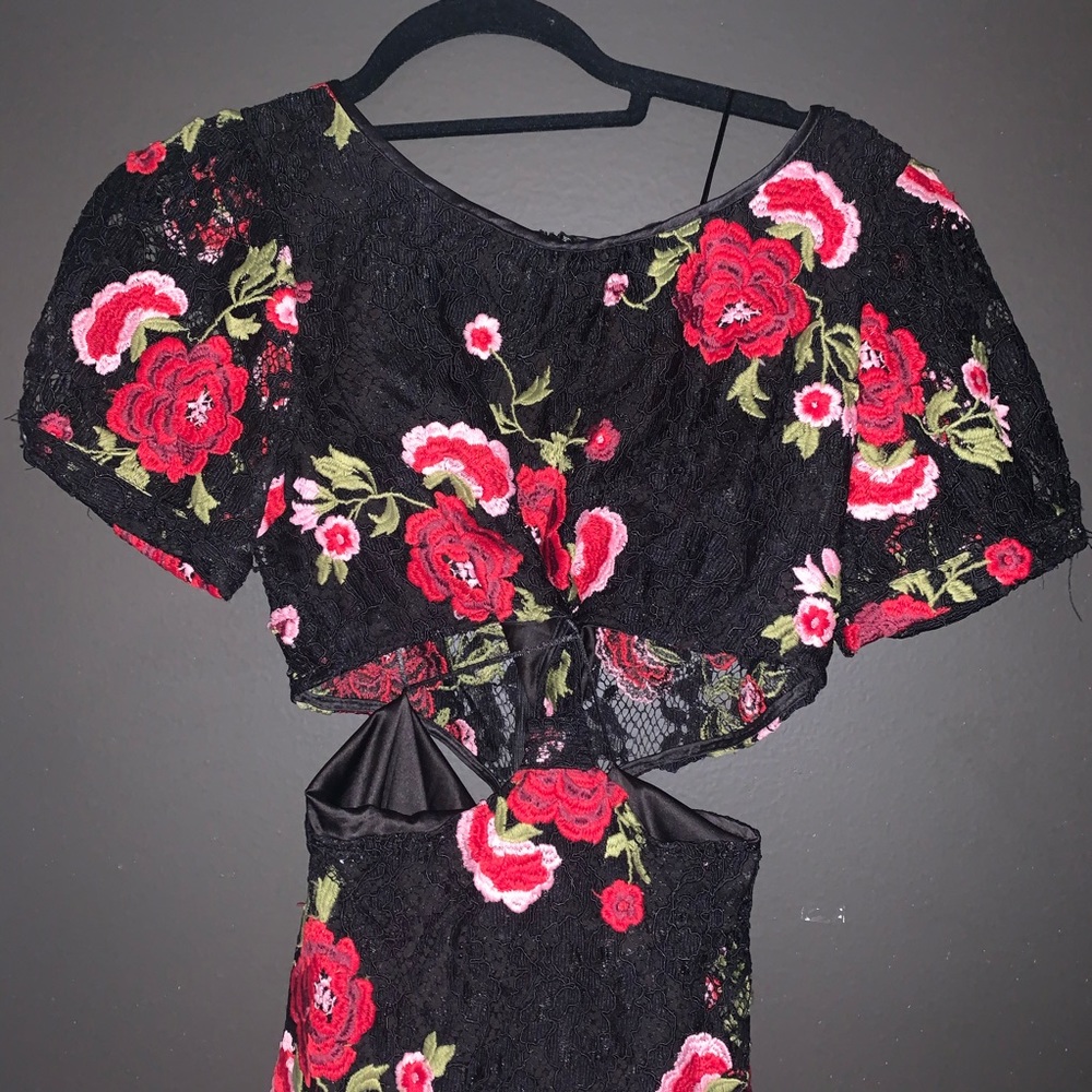 Middle tie cut out red rose black lace dress - Picture 2 of 4